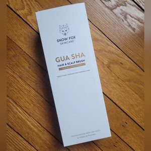 NWT Snow Fox Skincare Gua Sha Hair and Scalp Brush